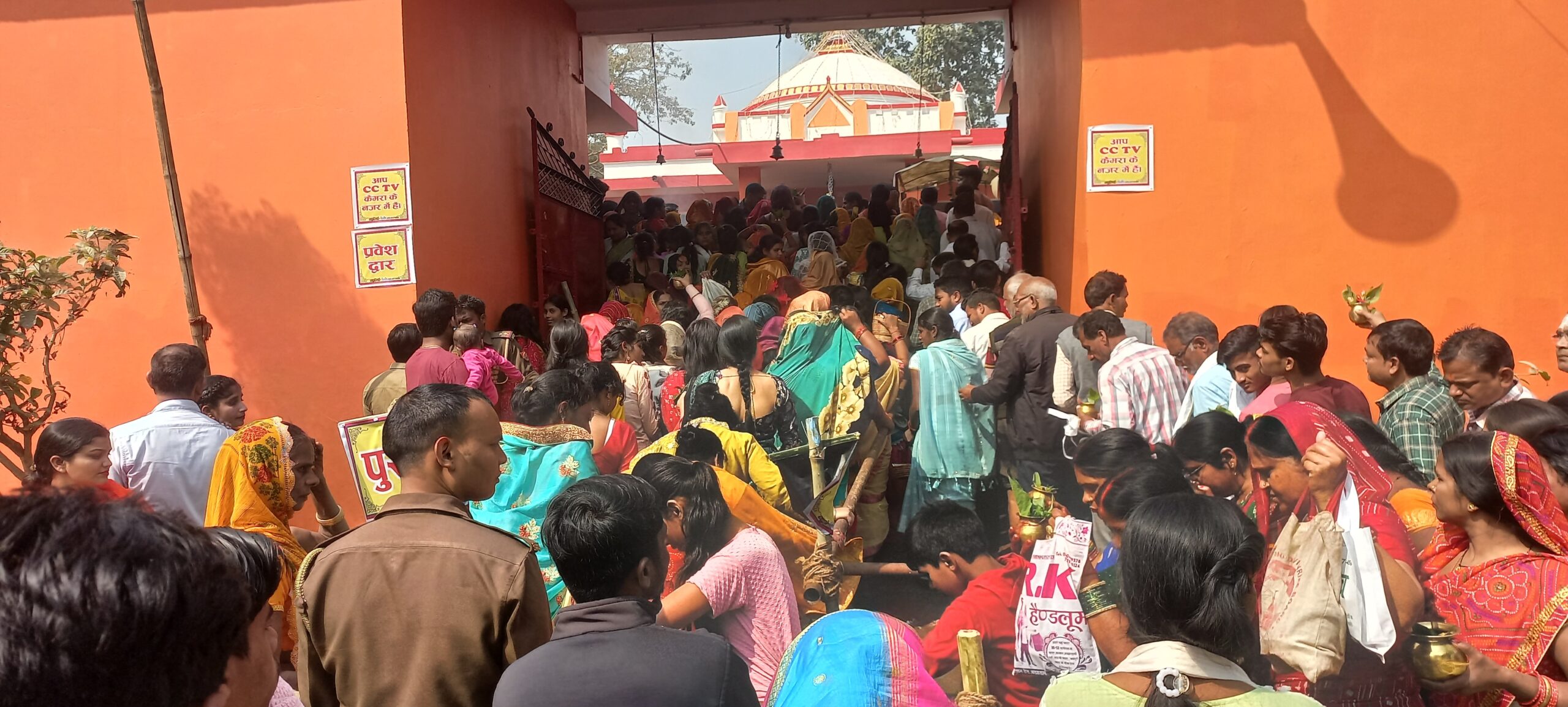 आस्था का महापर्व शिवरात्रि पर लम्हुआ मंदिर  पर लगा मेला जयघोष के साथ किया गया जलाभिषेक