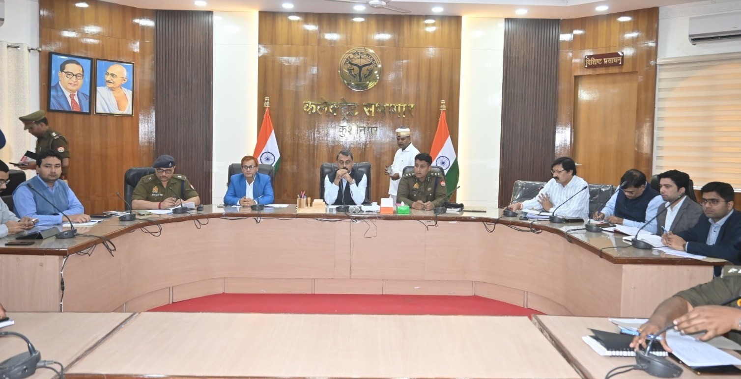 जनपद कुशीनगर में आगामी त्योहारों को ध्यान में रखते हुए सुरक्षा व्यवस्था और शांति व्यवस्था बनाए रखने के लिए प्रशासन द्वारा उठाए गए कदमों की जानकारी देता है