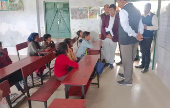 डीएम का मनरेगा कार्य और जेल निर्माण का निरीक्षण:श्रमिकों से भुगतान की जानकारी ली, स्कूल का जायजा और जेल निर्माण को लेकर दिए निर्देश