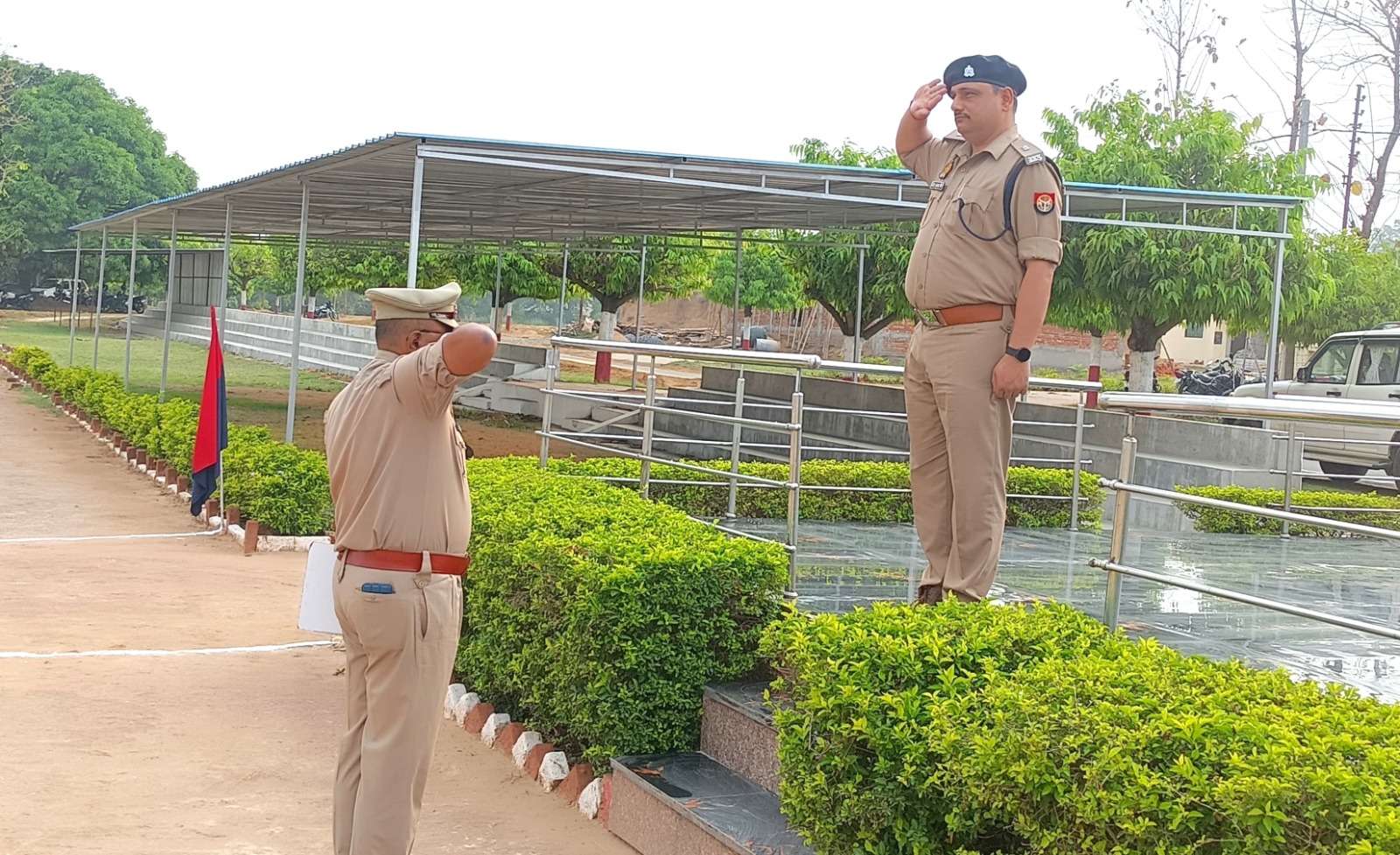 पुलिस लाइन में परेड की सलामी लेते एडिशनल एस पी
