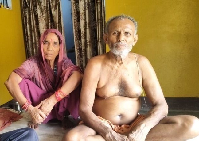 कलयुगी बेटे-बहू की लड़ाई ने छीन लिया बुजुर्ग माता-पिता का चैन, पिता बीरेंद्र मिश्रा की बेबसी देख हर कोई रो देगा