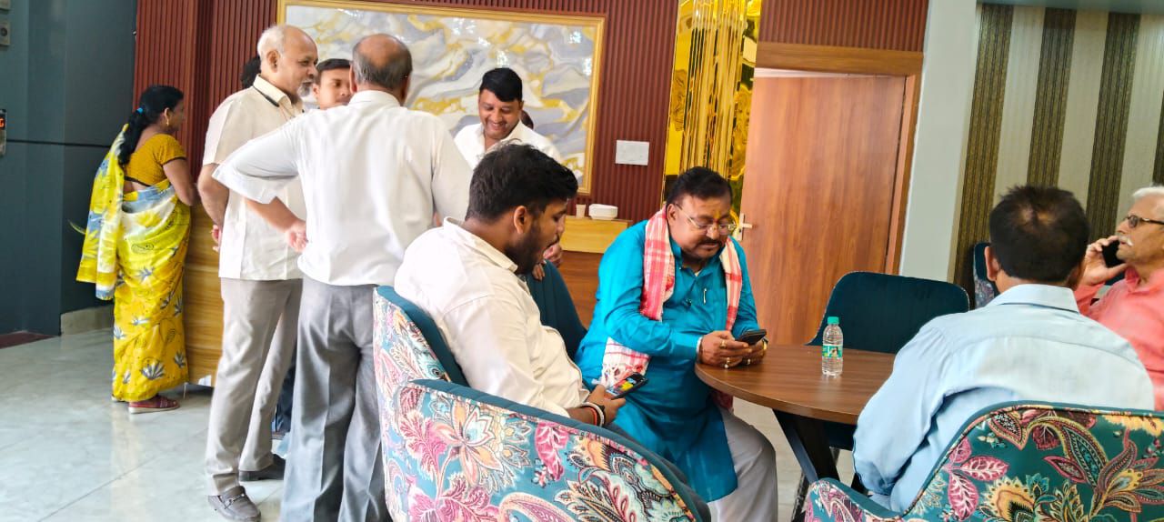 पडरौना में ‘होटल उत्सव महल’ का भव्य शुभारंभ, सांसद विजय कुमार दूबे ने किया उद्घाटन