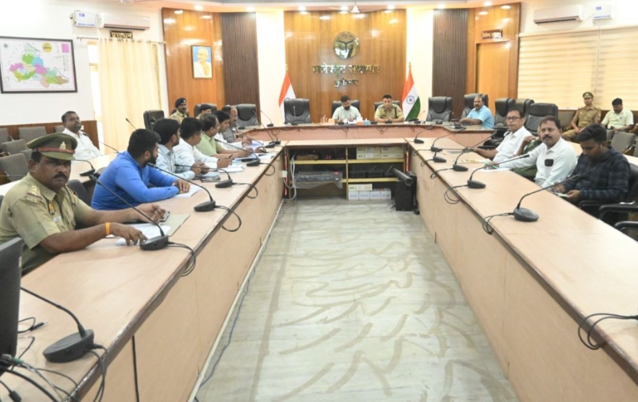 कुशीनगर में सड़क सुरक्षा को लेकर प्रशासन सक्रिय — डीएम और एसपी ने दिए कड़े निर्देश