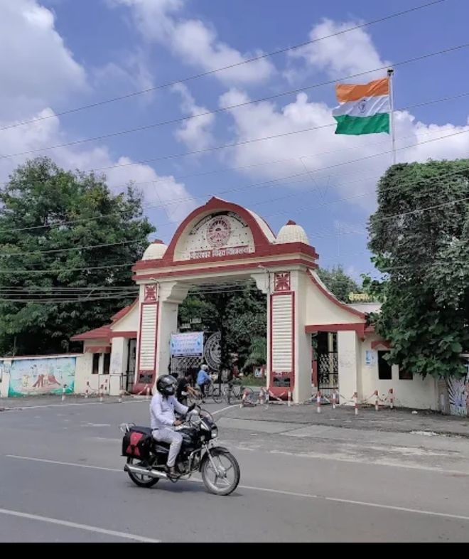 पूर्वांचल गांधी ने राष्ट्रपति-राज्यपाल का पुतला दहन स्थगित किया, विवि पर नियुक्ति में गड़बड़ी का आरोप