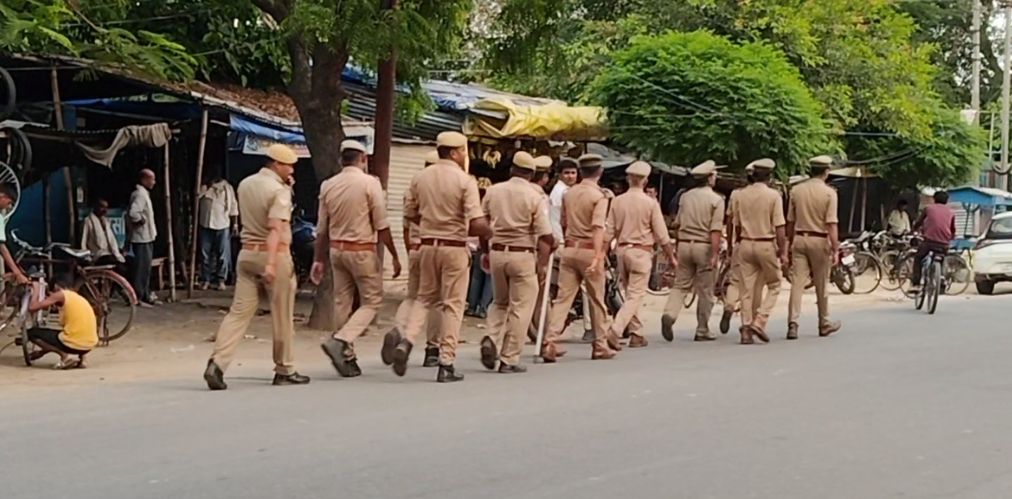 रबिन्द्र नगर पुलिस का फ्लैग मार्च, जनता को कराया सुरक्षा का एहसाससंदिग्ध वाहनों की ली गई तलाशी, चौराहों पर बढ़ाई गई सतर्कता