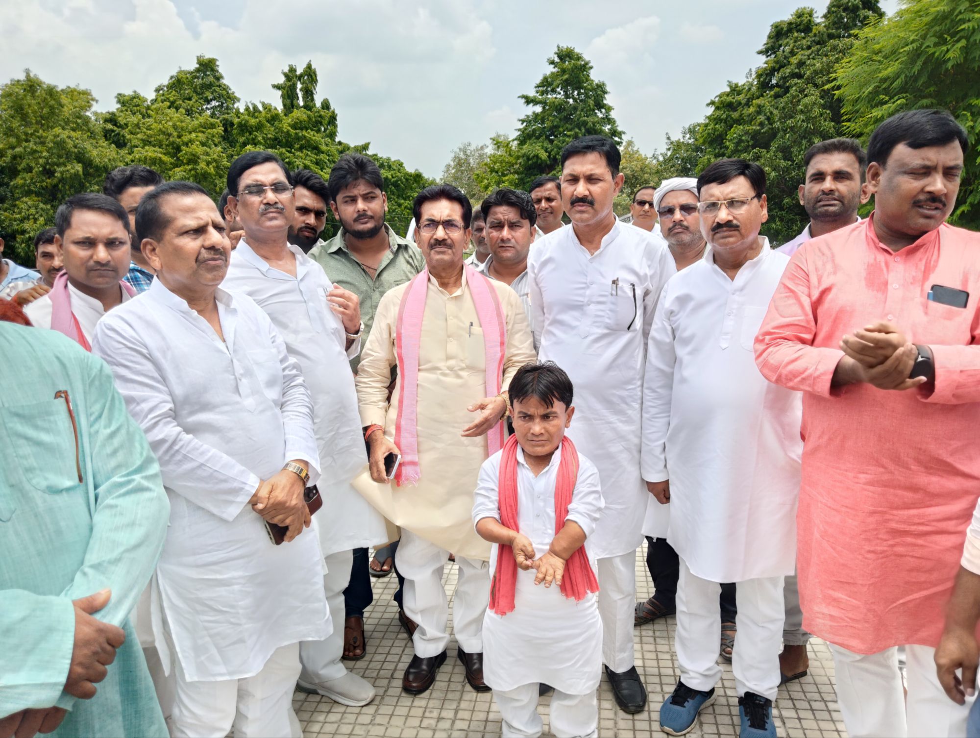 करणी सेना नेता द्वारा सांसद इकरा हसन पर की गई अभद्र टिप्पणी के विरोध में सपा का प्रदर्शन, राज्यपाल को संबोधित ज्ञापन सौंपा गया