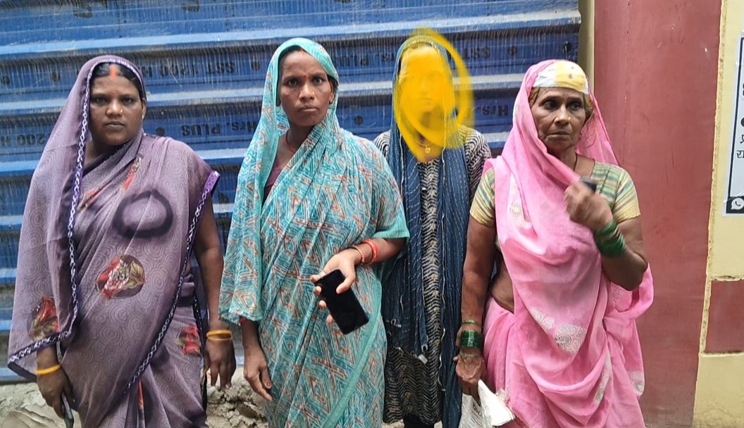 गांव में बालू पर चढ़े अबोध बालक से शुरू हुआ विवाद, दबंगों ने पूरे परिवार पर बोला जानलेवा हमला, युवती से की अश्लील हरकत