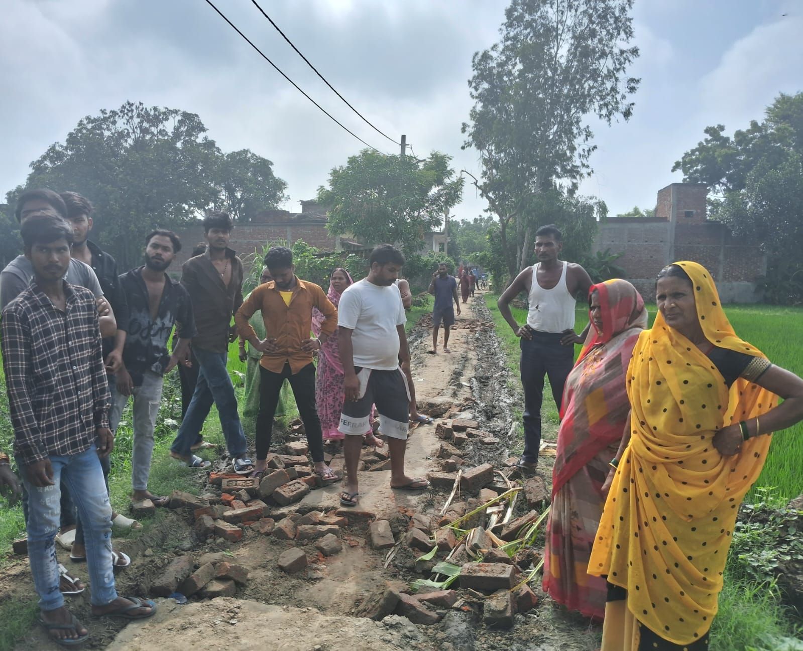 जर्जर रास्ता नहीं बना तो ग्रामीणों ने खुद ही उखाड़ दी खड़ंजा