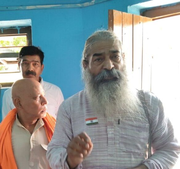 विश्वविद्यालय गेट जाने से पहले  पुलिस ने रोका, डॉ. संपूर्णानंद मल्ल ने आवास पर ही अनशन शुरू किया