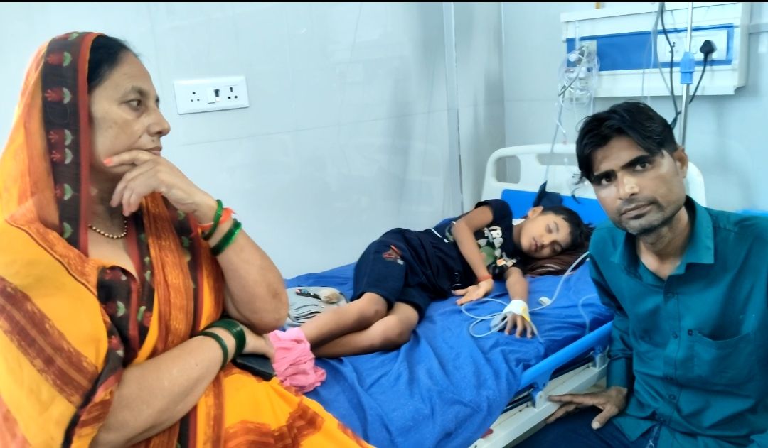 गंभीर हालत में हॉस्पिटल आई बच्ची,डॉक्टर ने किया गोरखपुर के लिए रेफर,गोरखपुर ले जाते समय रास्ते मे मौत, परिजनों का हॉस्पिटल गेट पर हंगामा
