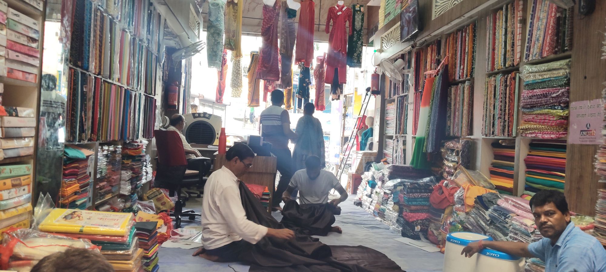 कसया में रजनीगंधा साड़ी सेंटर पर अब मिलेगा आधुनिक मीलों का सूटिंग-शर्टिंग और साडिया&nbsp; ब्लाउज मैचिंग का विशाल संग्रह