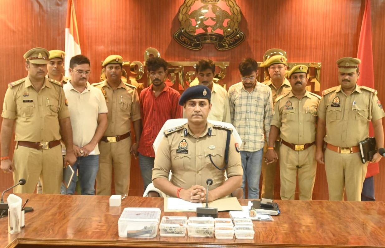 अन्तर्जनपदीय चोरी/नकबजनी गैंग का पर्दाफाश, चोरी गये अनुमानित कीमत 15 लाख रुपये के सामान जिसमें चोरी के जेवरात,मोटरसाइकिल, 25000/- रुपये नगद, चार पहिया वाहन तथा एक अवैध तमंचा व दो जिन्दा कारतूस .315 बोर इत्यादि बरामद तथा 03 शातिर चोर गिरफ्तार-