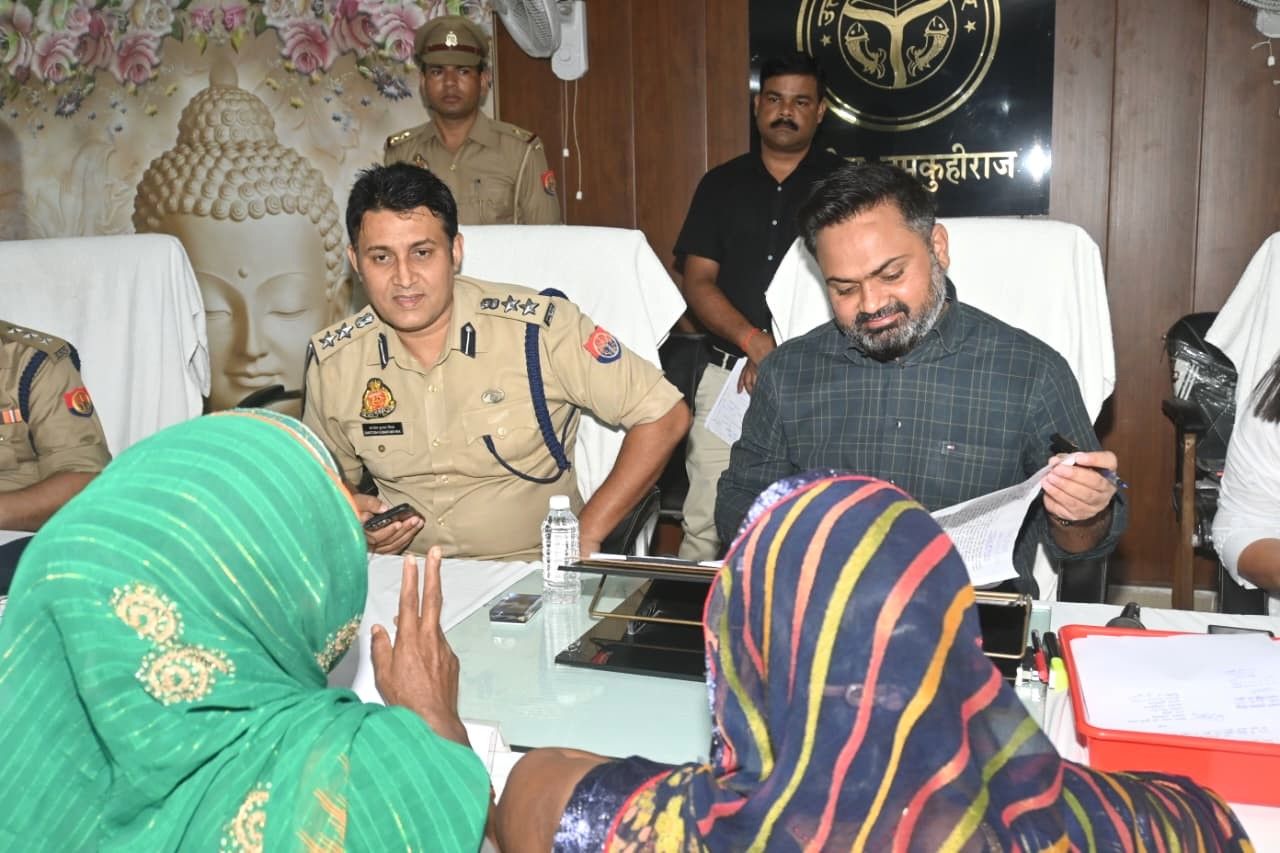 सम्पूर्ण समाधान दिवस में डीएम-एसपी ने सुनी जनसमस्याएँ