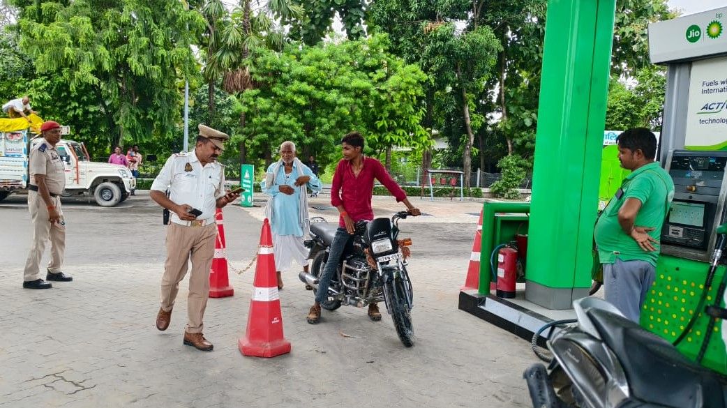 नो हेलमेट-नो पेट्रोल अभियान: बिना हेलमेट पेट्रोल नहीं