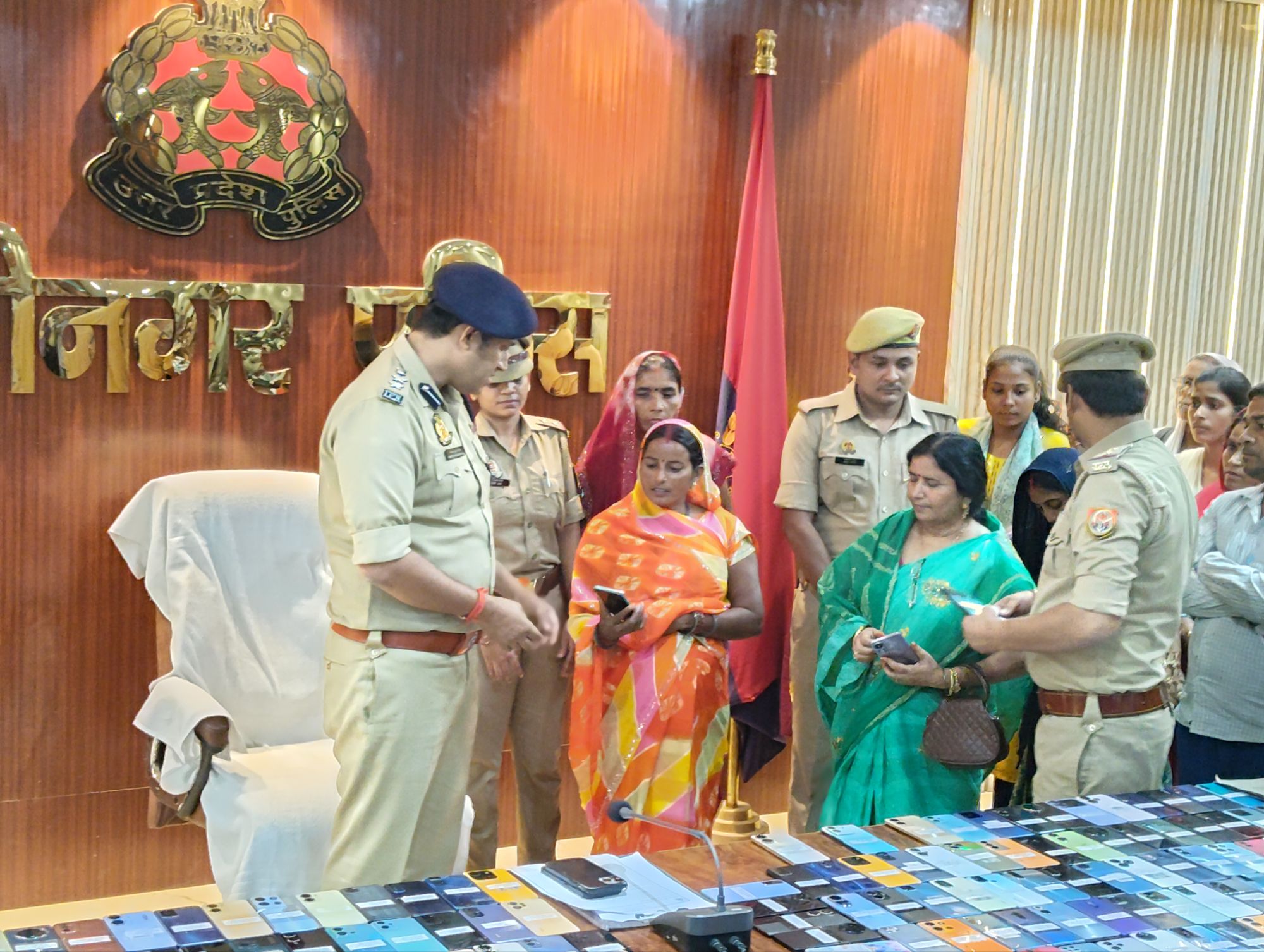 मोबाइल चोरी का खुलासा, सर्विलांस टीम ने बरामद किए 175 मोबाइल