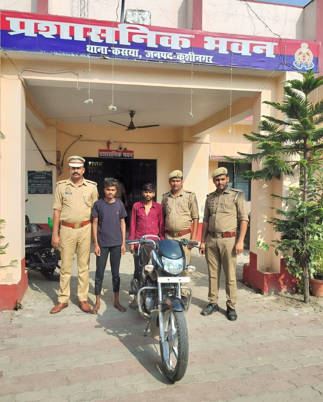 कुशीनगर में पुलिस का करारा वार! 48 घंटे में चोरी का पर्दाफाश, मोटरसाइकिल समेत 02 शातिर चढ़े हत्थे 🚨