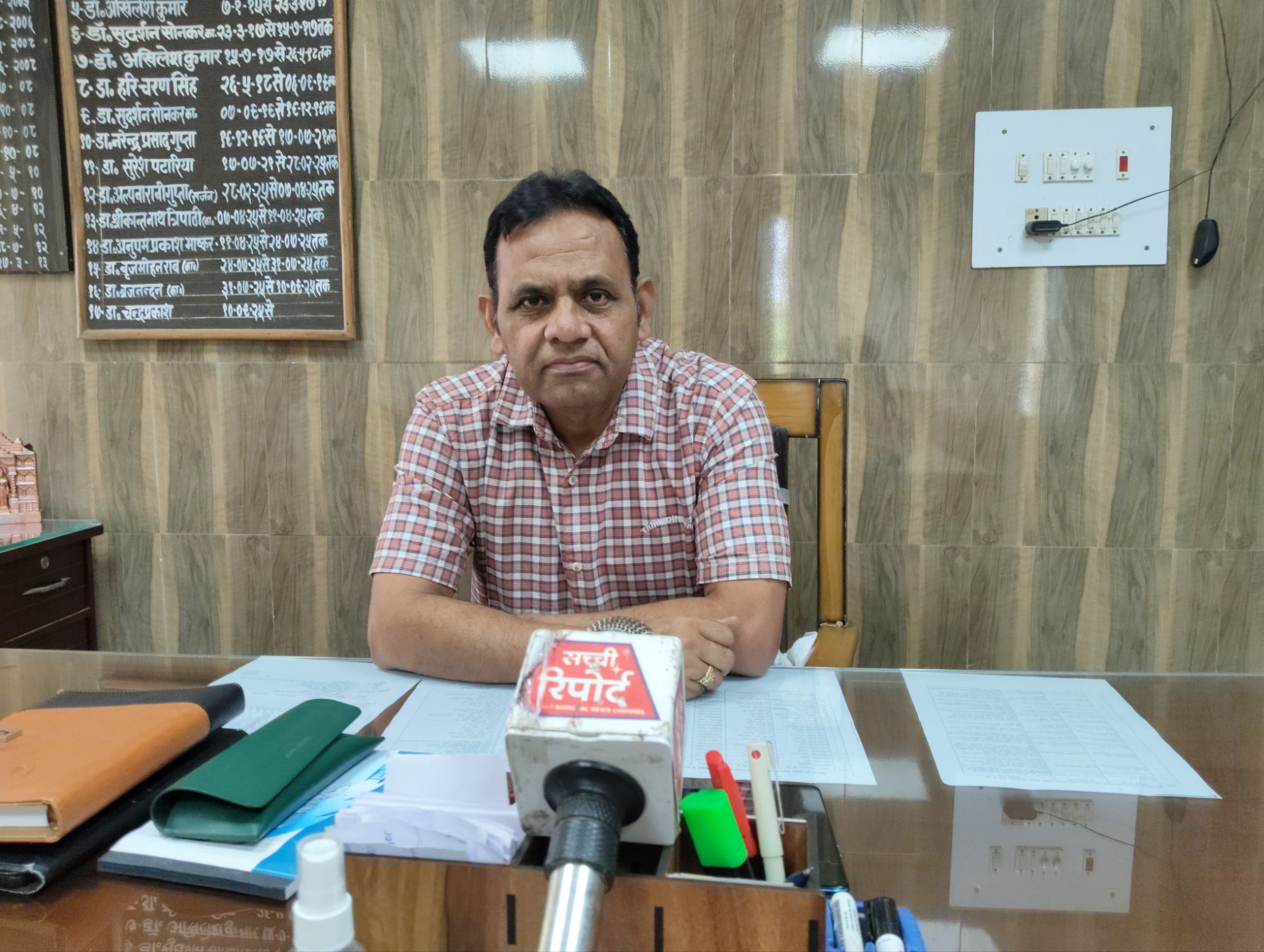 नवागत CMO डॉ. चंद्रप्रकाश ने संभाली कुशीनगर की कमान, बेहतर स्वास्थ्य सेवाओं का दिलाया भरोसा
