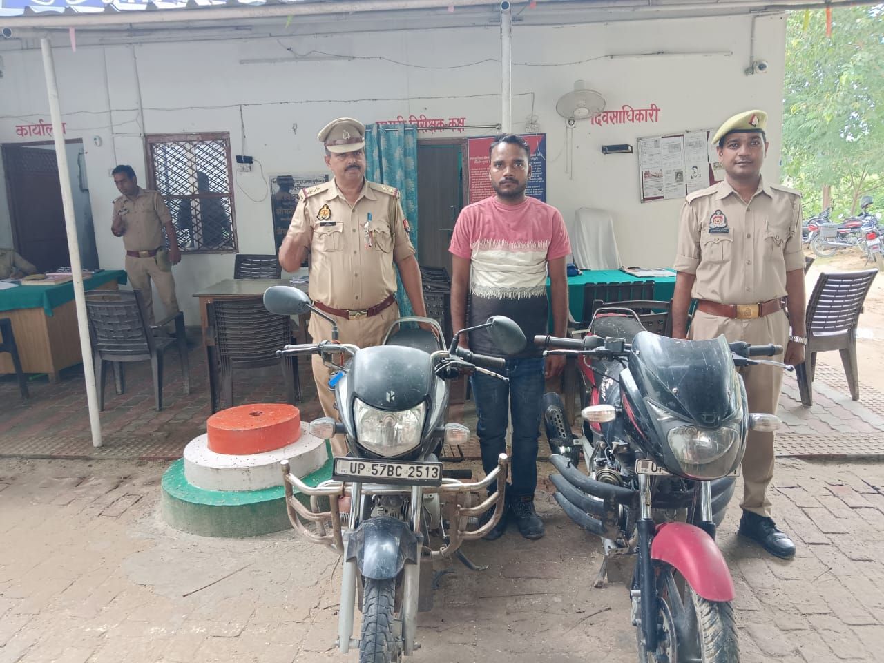रविन्द्रनगर धूस पुलिस की बड़ी कार्रवाई  वांछित अभियुक्त गिरफ्तार, चोरी की 2 बाइक हुई बरामद
