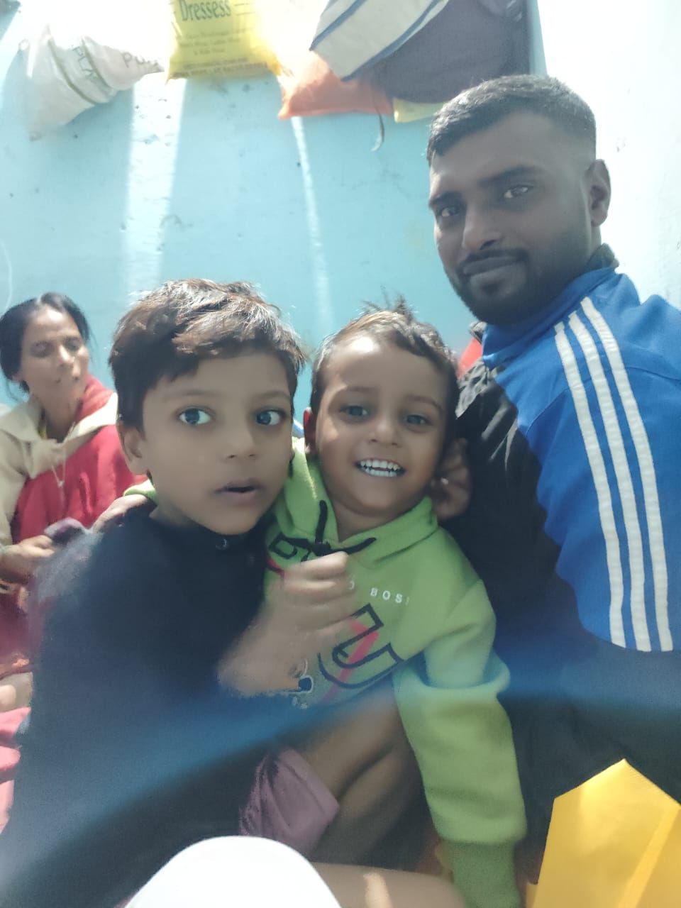दो बच्चों की मां काजल शर्मा की गुहार  पति दूसरी महिला संग फरार, बच्चे भूख-गरीबी में जी रहे