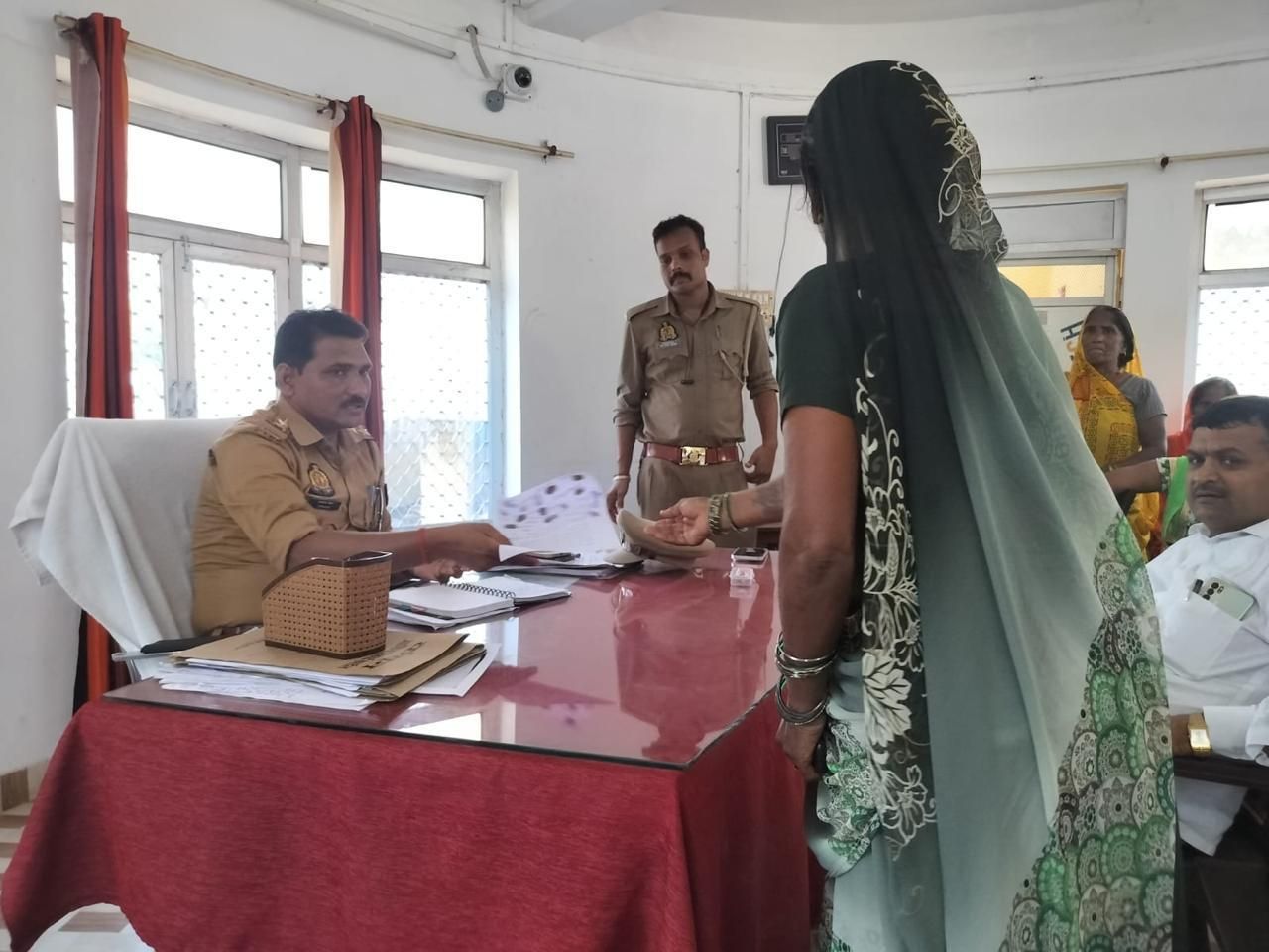 सुकरौली में कच्ची शराब के खिलाफ फूटा महिलाओं का गुस्सा