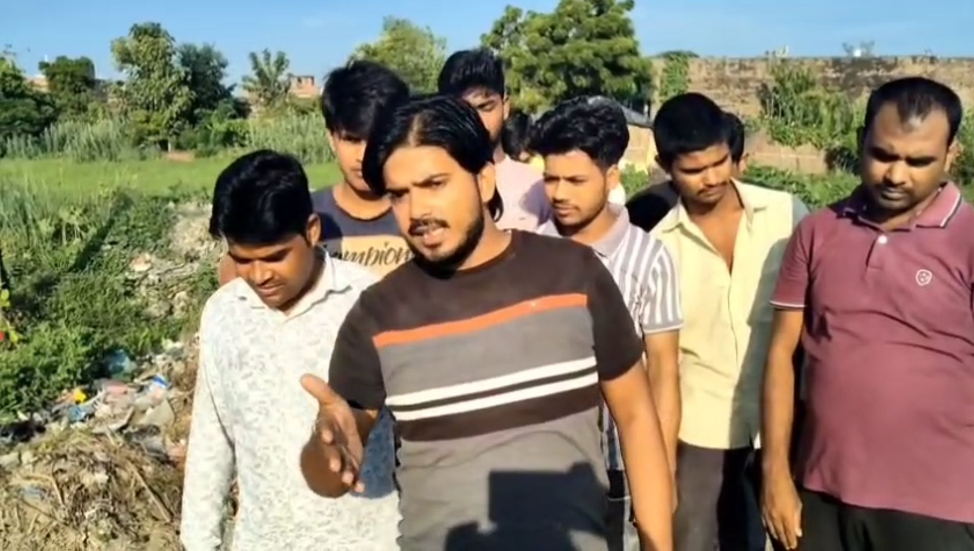 गाँव चौपरिया की जर्जर सड़क बनी जानलेवा, ग्रामीणों ने सांसद-विधायक को ठहराया जिम्मेदार