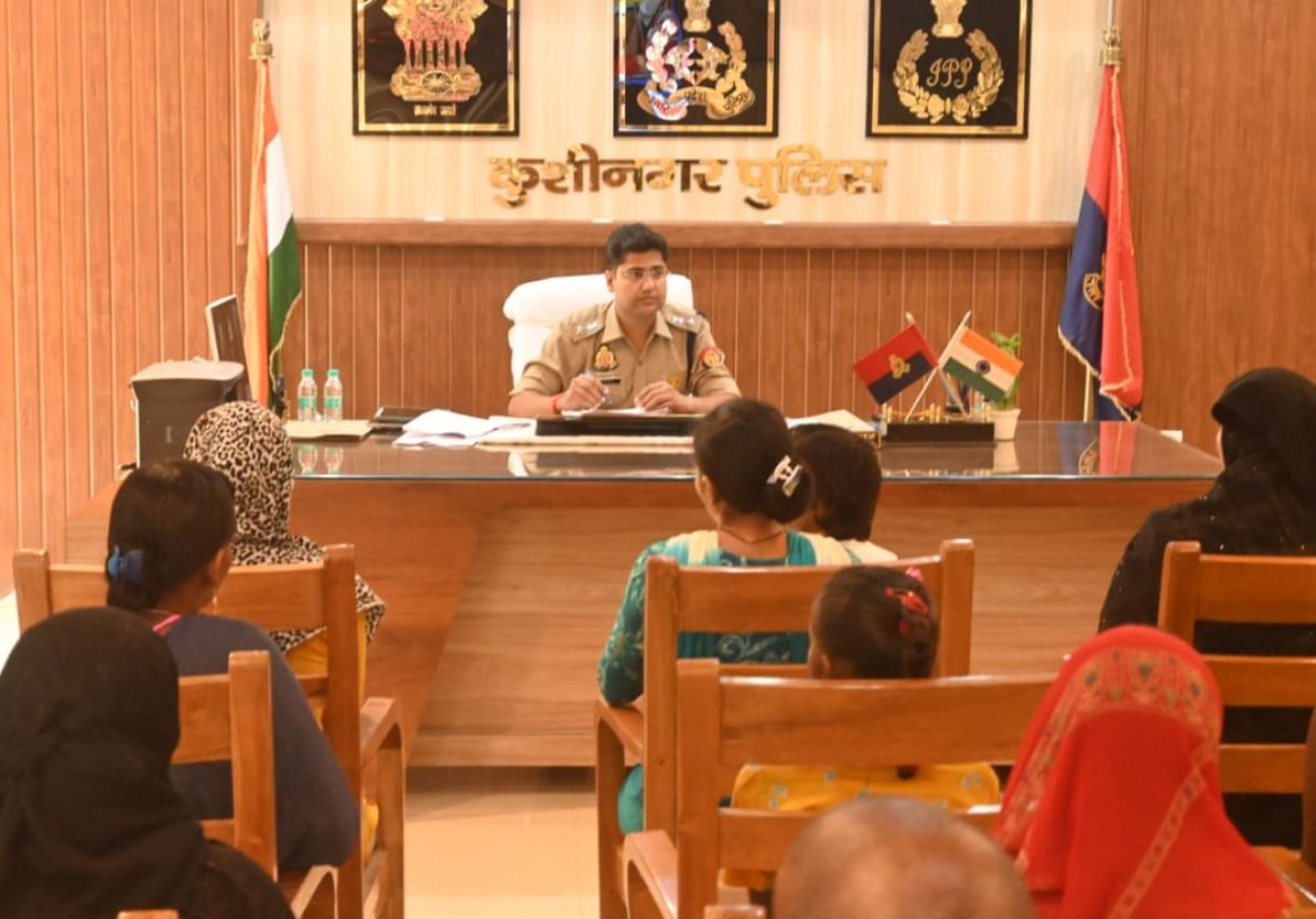 जनसुनवाई में पीड़ितों की बात सुनते नवागत पुलिस अधीक्षक केशव कुमार