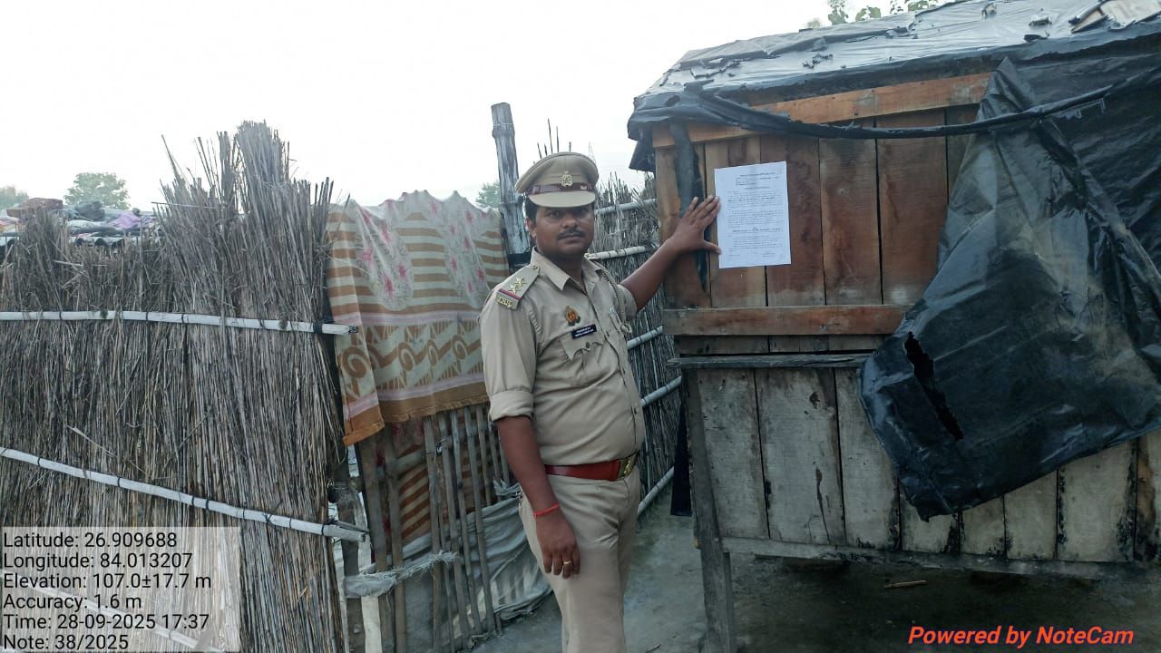 कुशीनगर पुलिस ने वांछित अभियुक्त के घर चस्पा किया न्यायालय के आदेश पर डुगडुगी के साथ  हुई मुनादी, कानून को चुनौती देने वालों के लिए सख्त संदेश