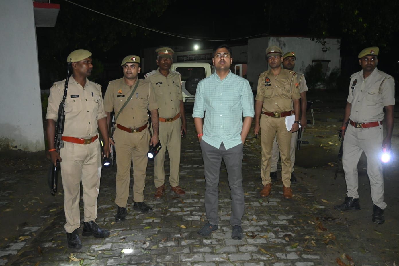 कुशीनगर: एसपी केशव कुमार ने देर रात किया नेबुआ नौरंगिया थाना का आकस्मिक निरीक्षण