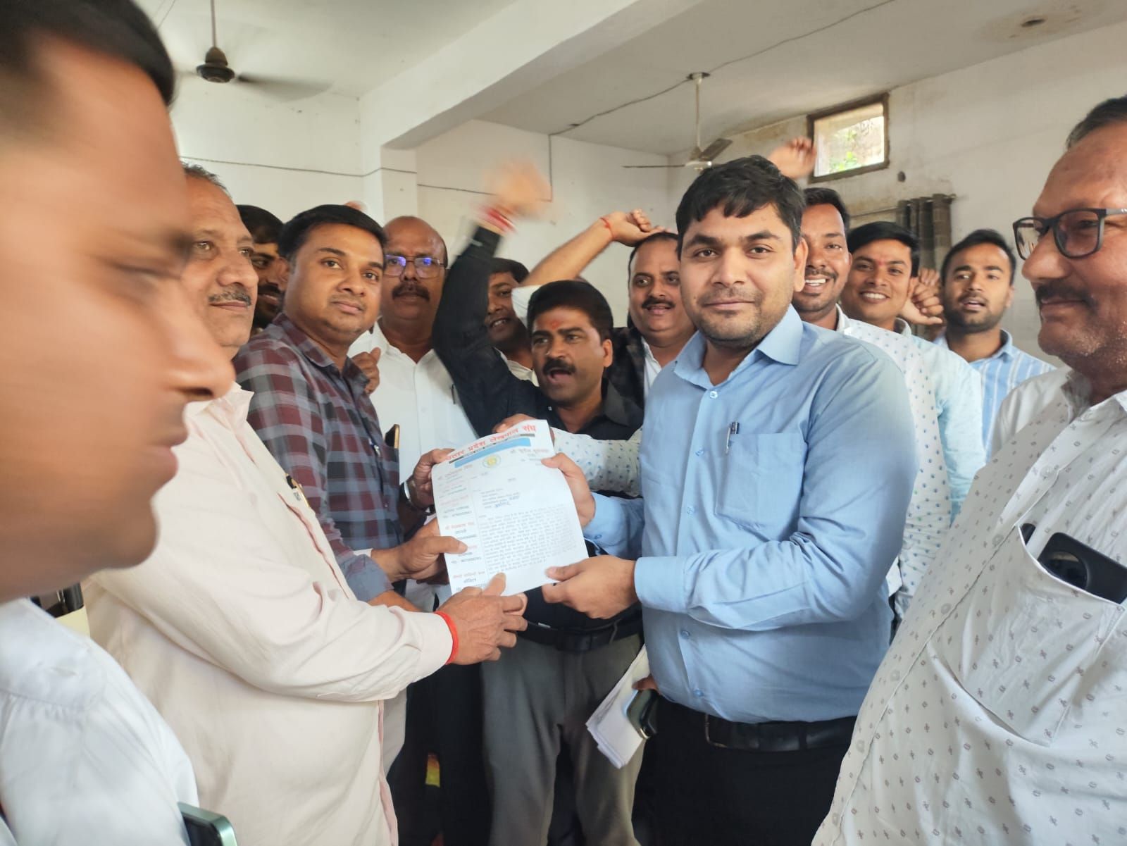 कसया तहसील में लेखपालों की कलमबंद हड़ताल, पदोन्नति व वेतन विसंगति दूर करने की मांग