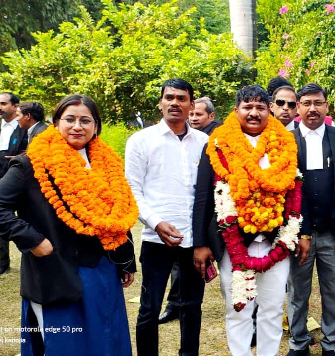 नामांकन के अंतिम दिन अभय कृष्ण सरोज ने पत्नी अधिवक्ता राखी कृष्ण के साथ किया पर्चा दाखिल