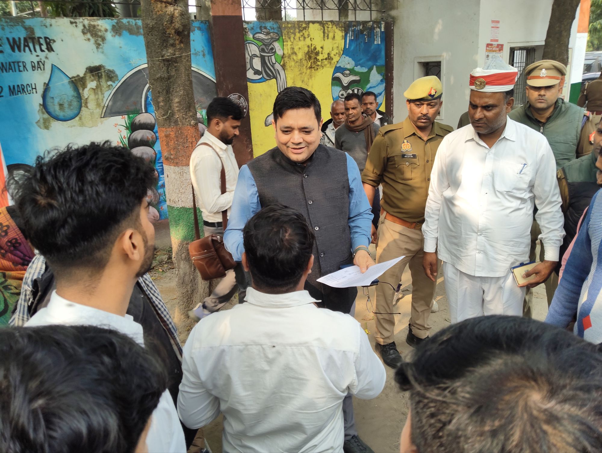 12 वर्षीय बालिका के गायब होने के मामले में परिजनों ने डीएम कार्यालय पर शुरू किया अनशन