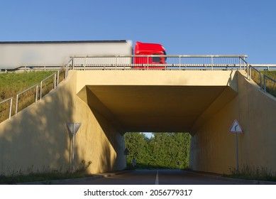 पडरौना शहर में जाम का झाम, अंडरपास निर्माण में देरी से जनता बेहाल