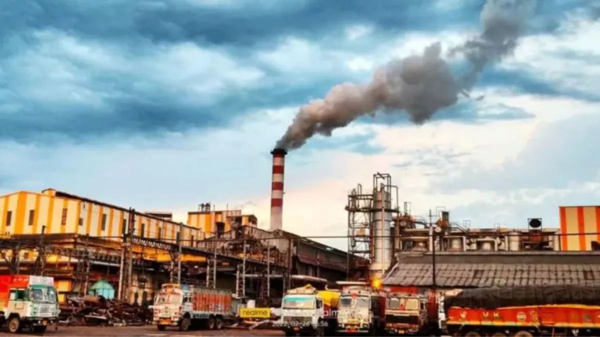 राख की वजह से पूरी बस्ती काली  छतें, सड़कें और दीवारें ढकीं