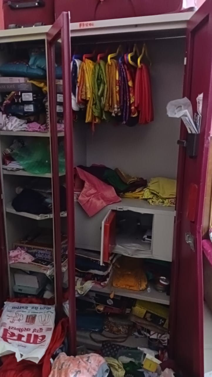 रिश्तेदारी में गए परिवार के घर ताला तोड़कर लाखों के जेवरात और सामान की चोरी