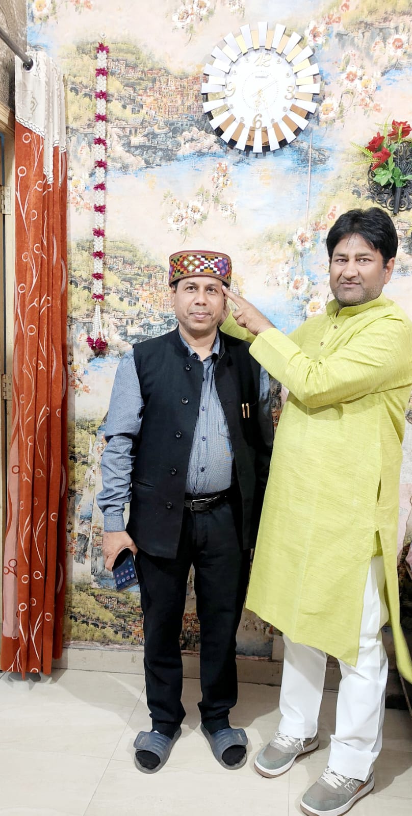 हिमाचली टोपी पहनाकर सुनील कुमार शुक्ल का किया सम्मान,,