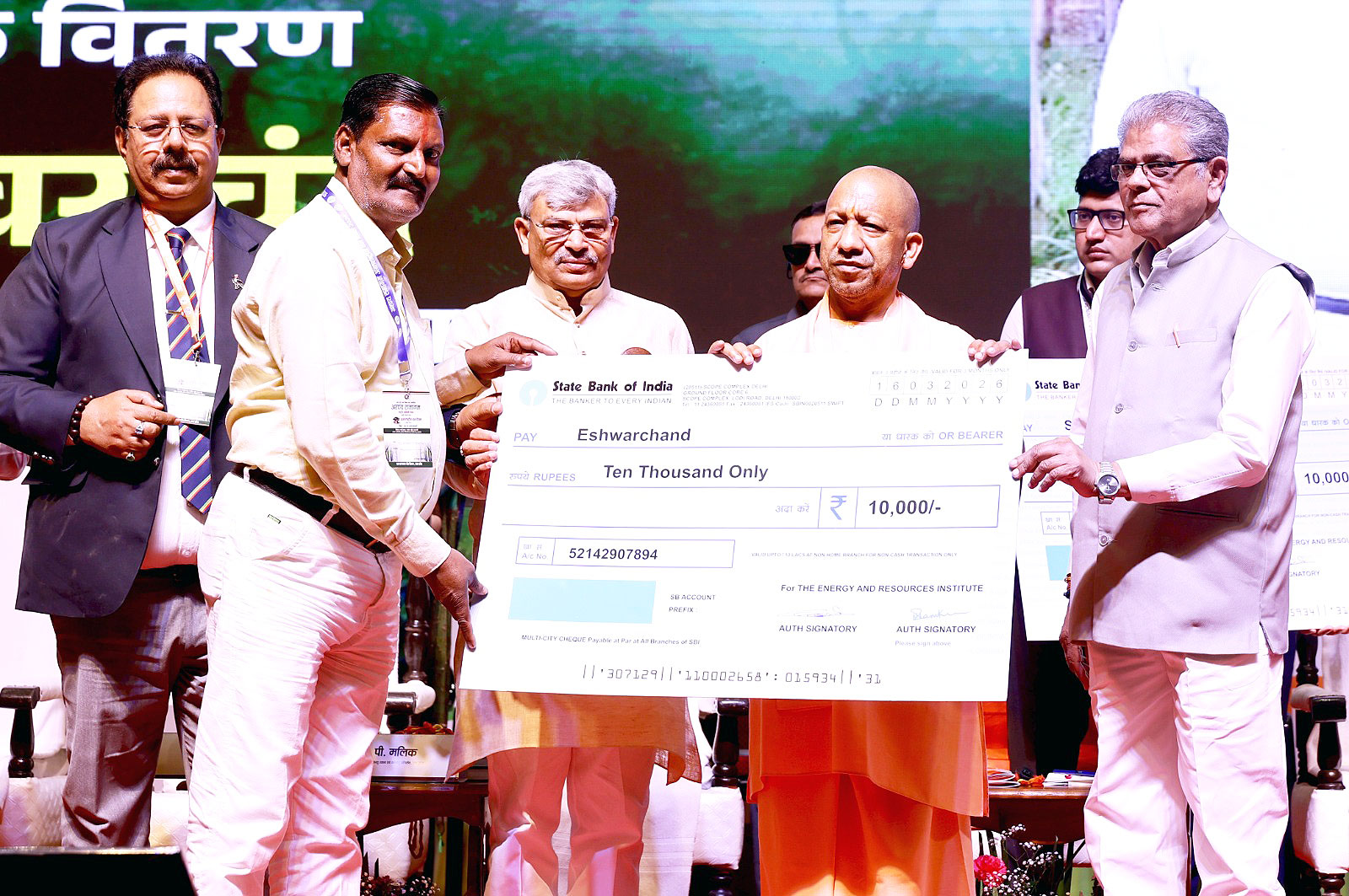 कार्बन क्रेडिट प्रोजेक्ट से जुड़ी बड़ी उपलब्धि: ईश्वर चंद जायसवाल को मुख्यमंत्री ने किया सम्मानित