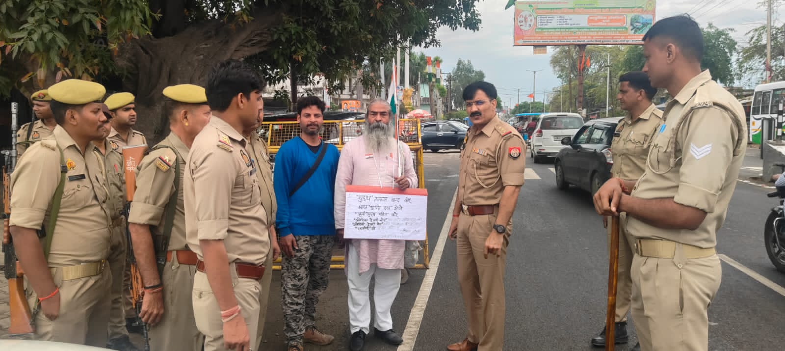 शहादत दिवस पर शांति संदेश लेकर निकले “पूर्वांचल गांधी” डॉ. मल्ल को पुलिस ने लिया हिरासत में