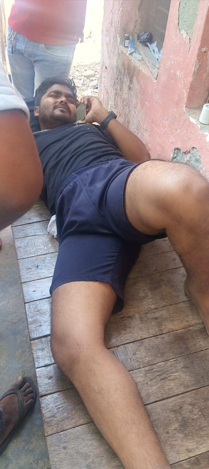 सर्विस लेन पर दो बाइकों की भिड़ंत, युवक का पैर टूटा