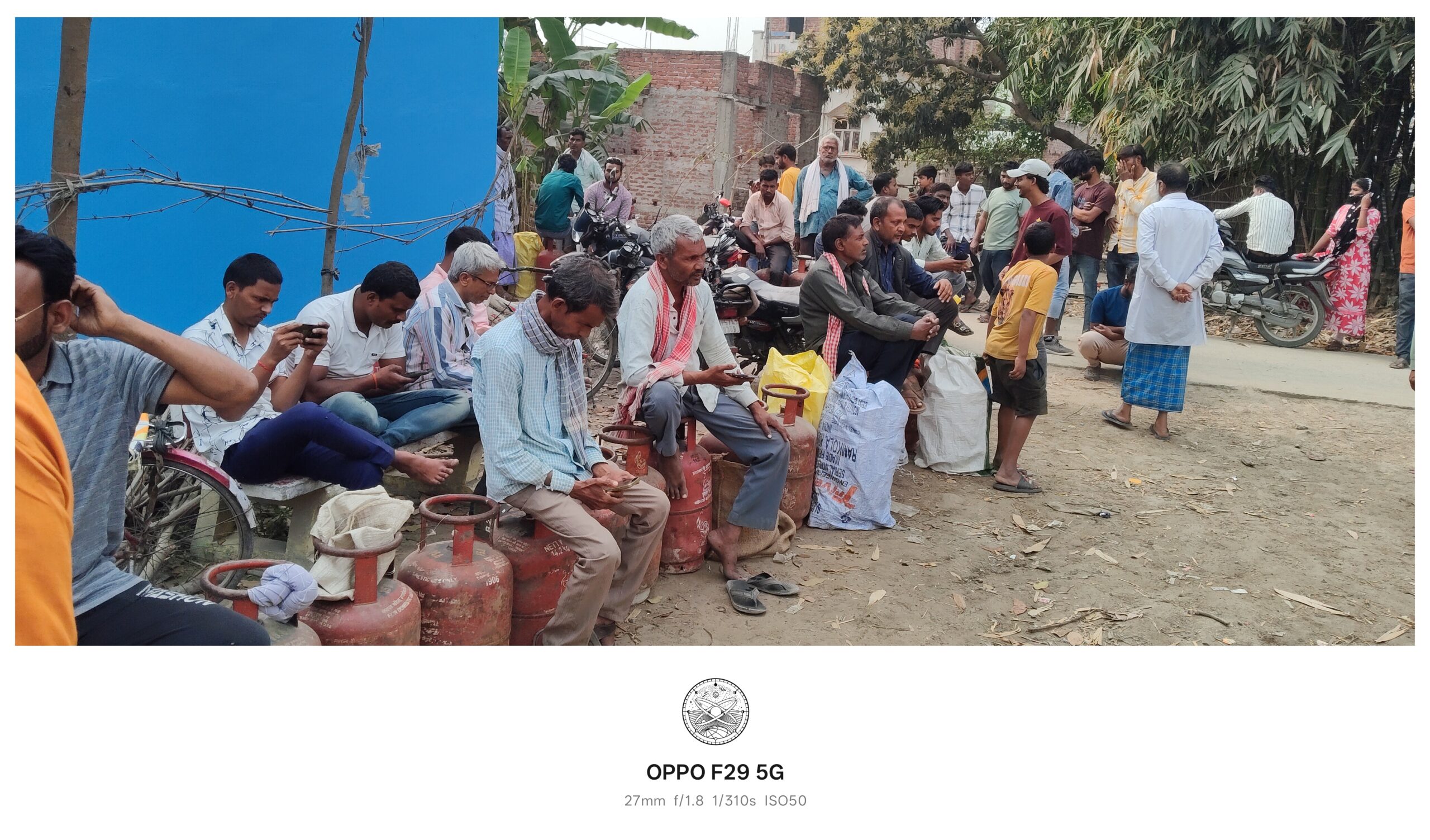 रसोई गैस के लिए हाहाकार: सैकड़ों लोगों की लंबी कतार, उपभोक्ताओं में आक्रोश