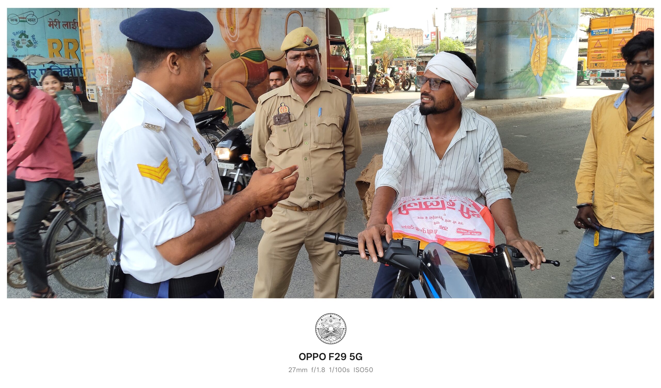 देवरिया चौक ओवरब्रिज पर यातायात नियमों का पालन कराने के लिए पुलिस की सख्ती