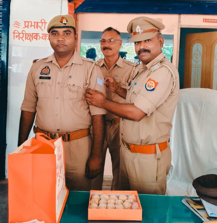 जनपद कुशीनगर के देवरिया बॉर्डर से सटे थाना चौरा खास में तैनात हेड कांस्टेबल श्रवण कुमार गुप्ता को पदोन्नति मिलने पर दिवान बनाए जाने से पूरे थाने में हर्ष का माहौल देखने को मिला।