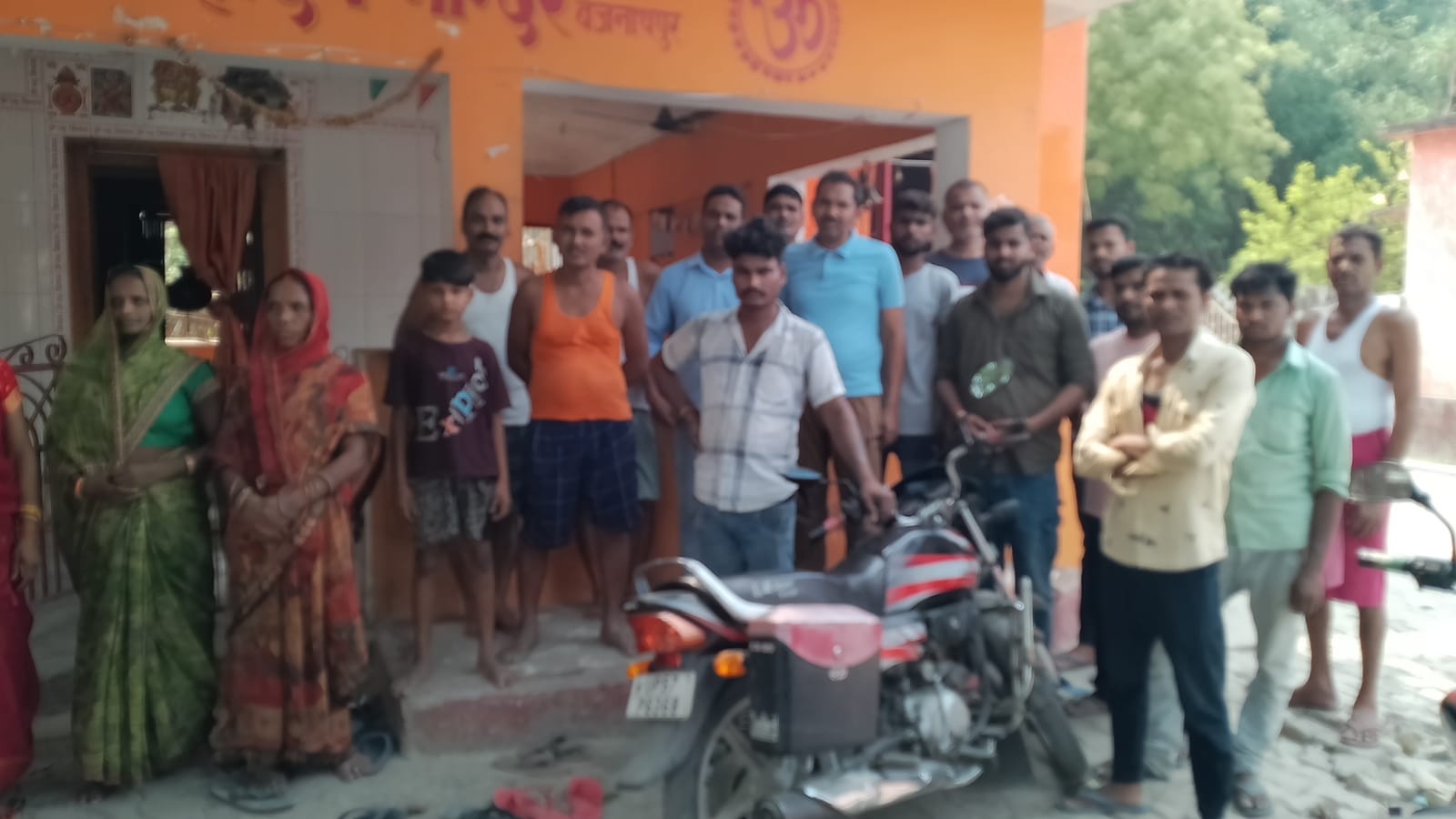 भीषण गर्मी में बिजली संकट से जूझ रहा बैजनाथपुर, ग्रामीणों ने दी आंदोलन की चेतावनी,,