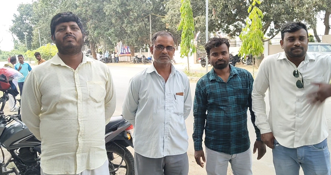 हाईकोर्ट के आदेश के अनुपालन में देरी पर भड़का आक्रोश, डीएम को सौंपा गया सामूहिक ज्ञापन