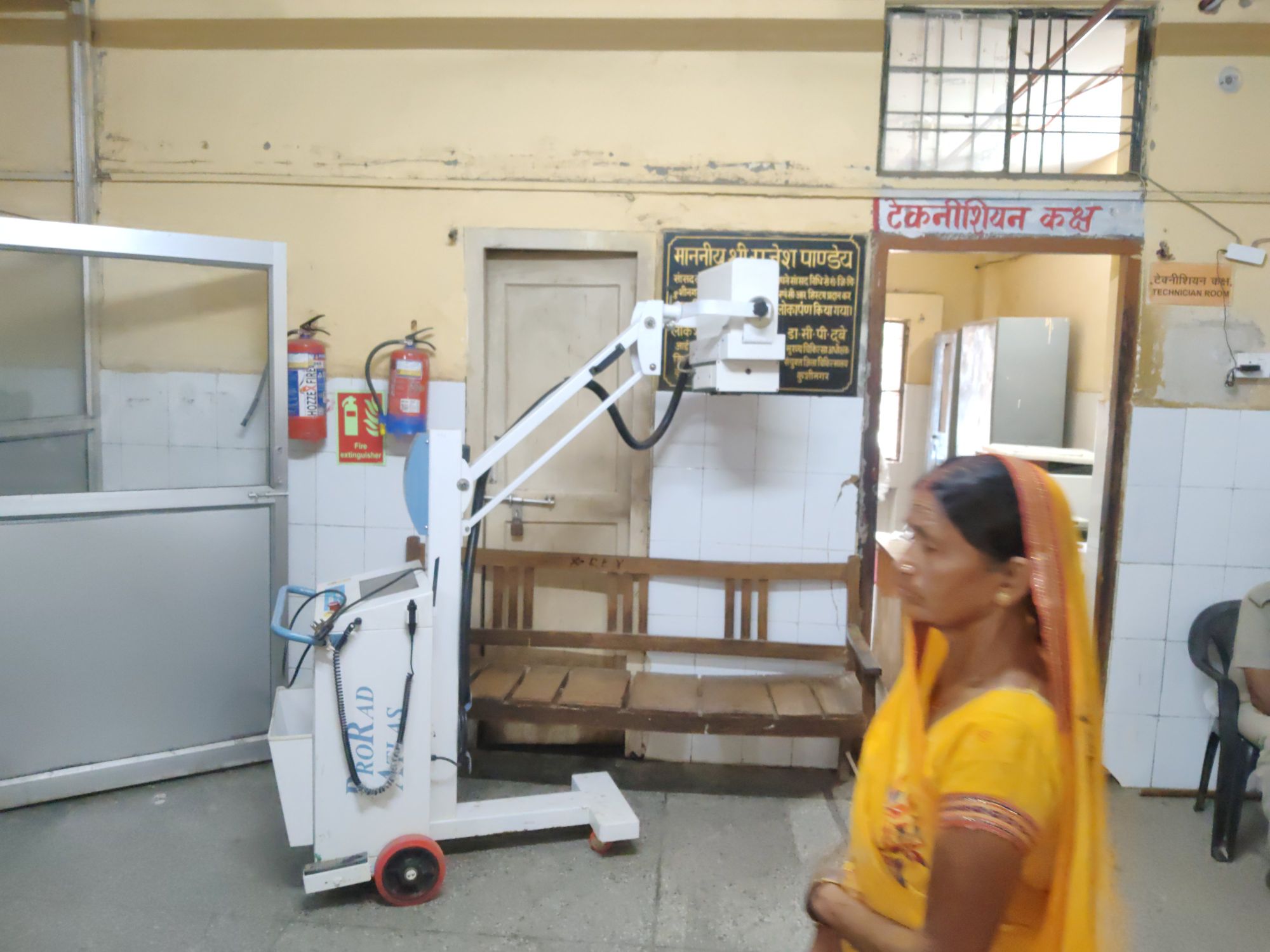 कुशीनगर मेडिकल कॉलेज में बड़ा हादसा टला, एक्सरे वार्ड में करंट की आशंका से मची अफरा-तफरी