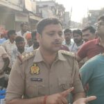 सफाई कर्मचारी से मारपीट पर भड़के आउटसोर्सिंग कर्मी, नगर पालिका गेट पर प्रदर्शन