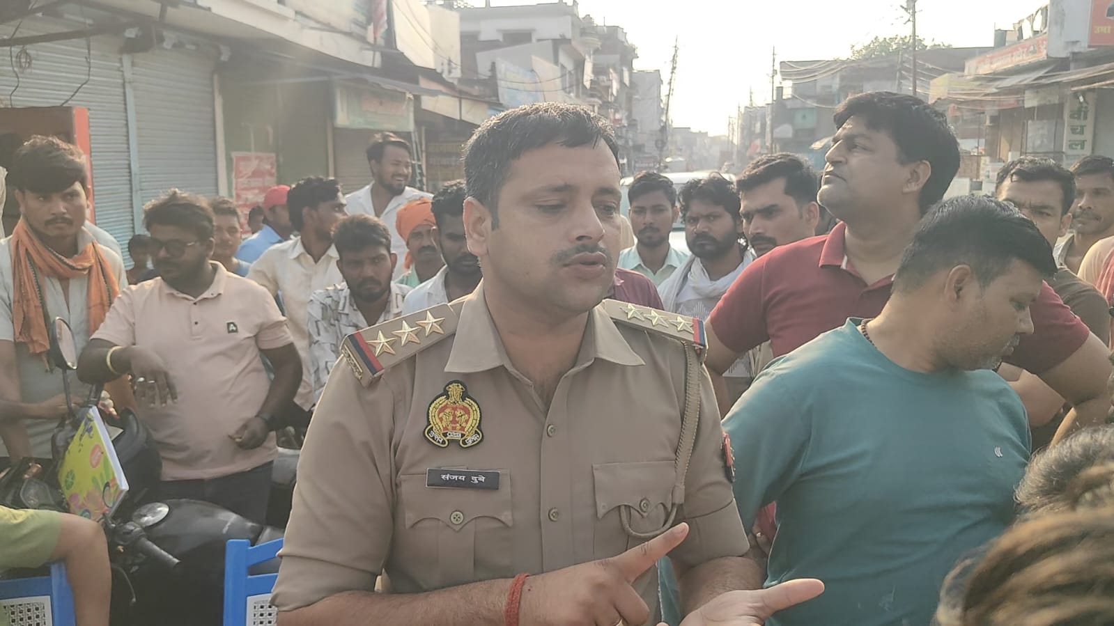 सफाई कर्मचारी से मारपीट पर भड़के आउटसोर्सिंग कर्मी, नगर पालिका गेट पर प्रदर्शन