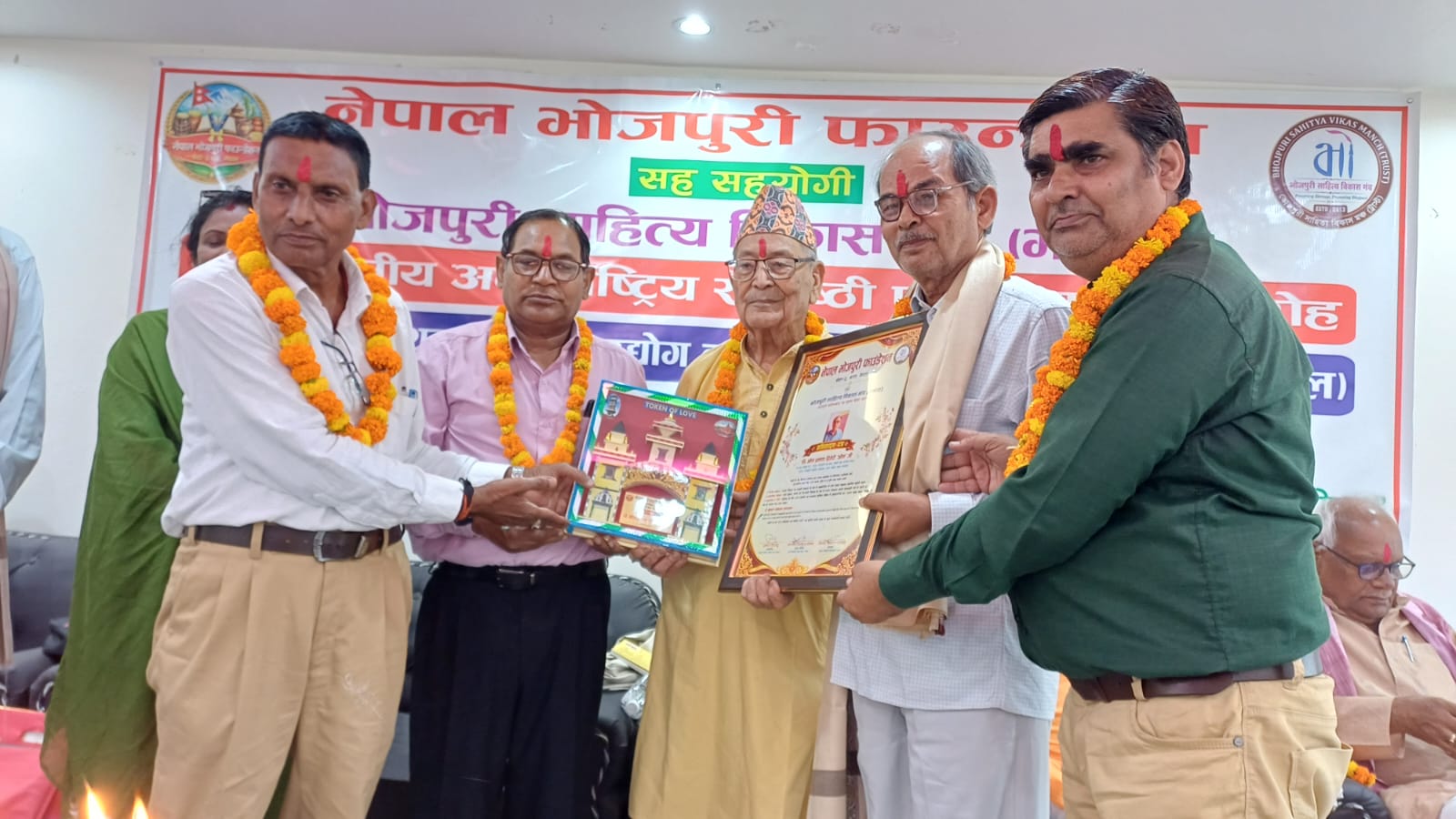 नेपाल के कलैया नगर में डॉ. ओमप्रकाश द्विवेदी हुए सम्मानित