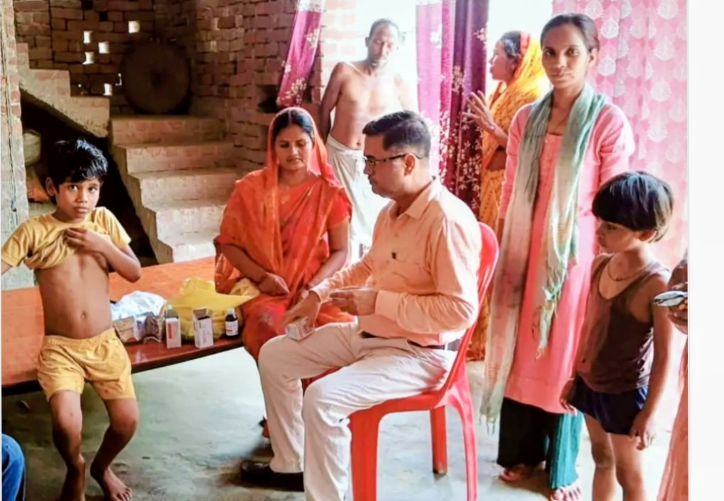 स्वास्थ्य टीम ने किया निरीक्षण, जागरूकता अभियान चलाकर बांटी दवाएं
