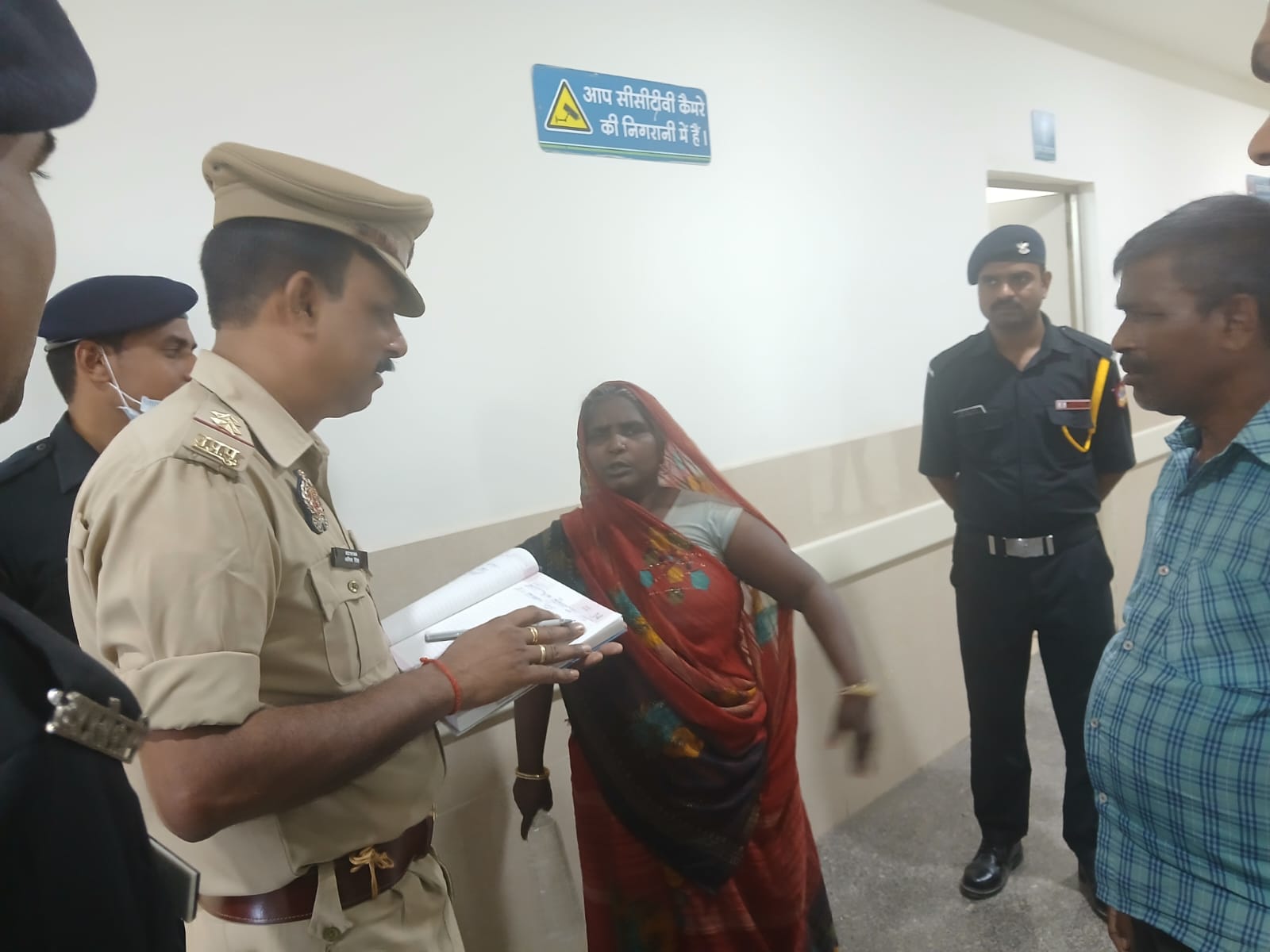 कुशीनगर मेडिकल कॉलेज की आठवीं मंजिल पर पहुंची अर्धविक्षिप्त महिला, पुलिस की सूझबूझ से सुरक्षित उतारा गया
