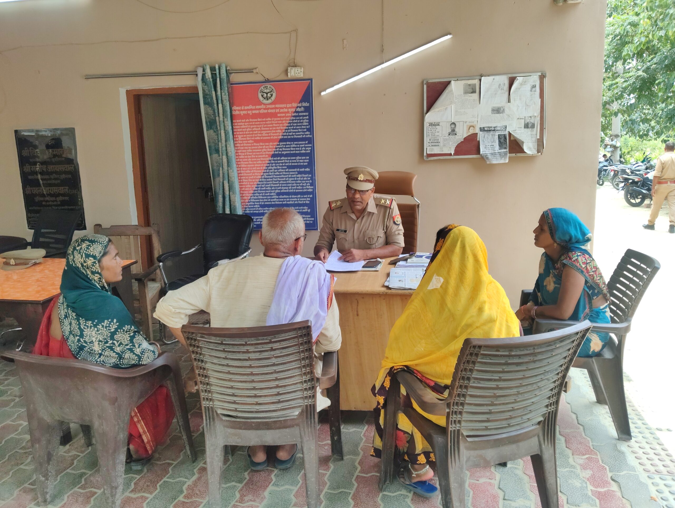 जनसुनवाई में पीड़ितों की फरियाद सुनते प्रभारी थानाध्यक्ष सूर्यभान यादव